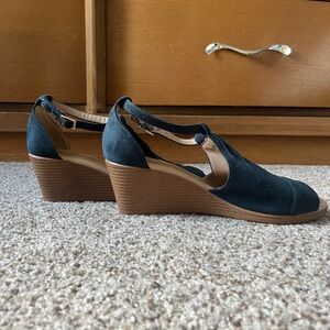 New Women’s size 9, comfort sole, ankle strap wedges